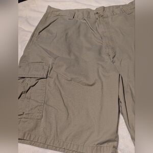 Men's Wrangler Tan Cargo Shorts. 42